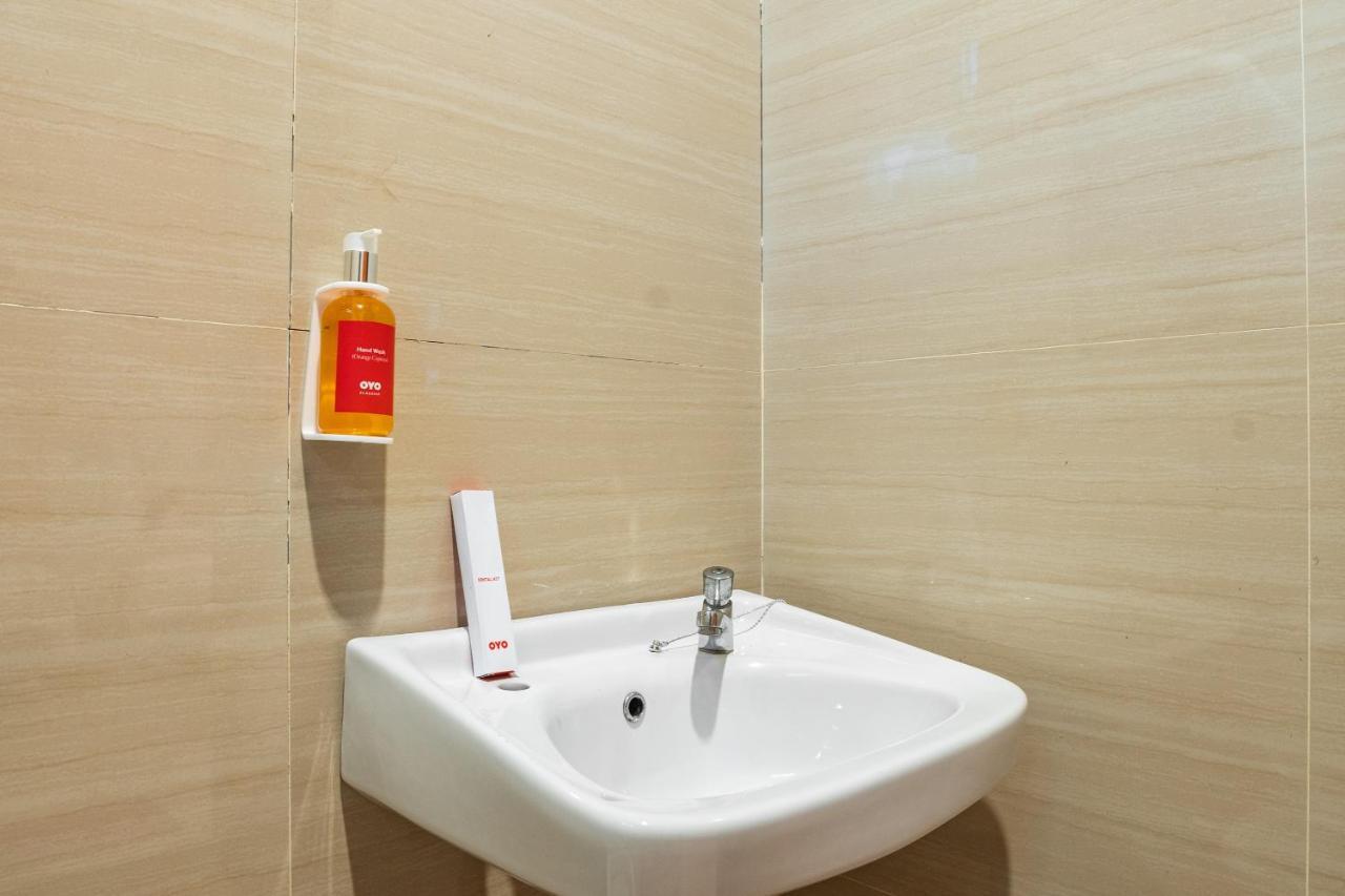 โอโย แฟล็กชิป 1575 เออร์เบิน 18 Hotel สุราบายา ภายนอก รูปภาพ