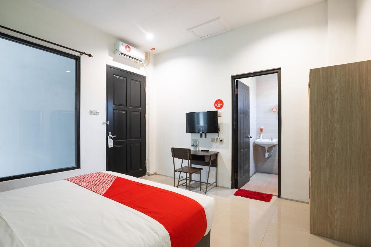 โอโย แฟล็กชิป 1575 เออร์เบิน 18 Hotel สุราบายา ภายนอก รูปภาพ